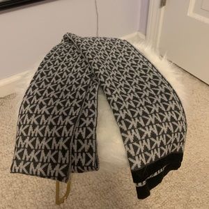 MICHAEL KORS NAVY BLUE SCARF